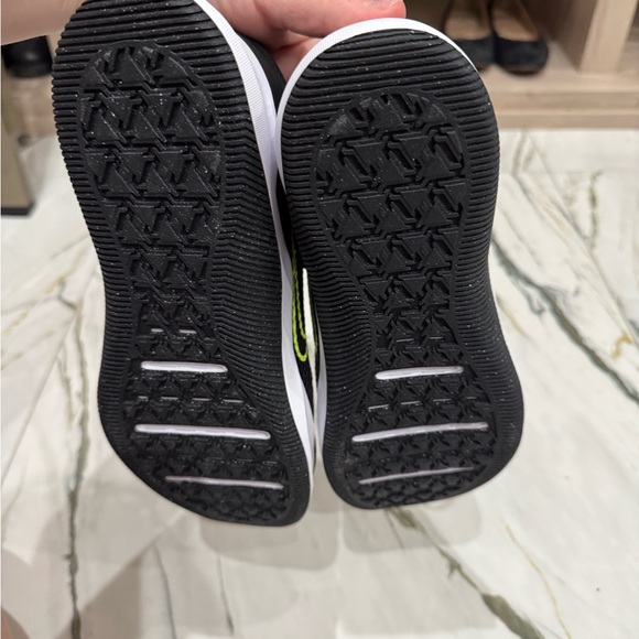 Nike Men's Black and Neon Green Running Shoes - Picture 15 of 16